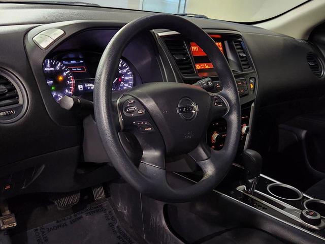 Photo of 2013 Silver Nissan Pathfinder