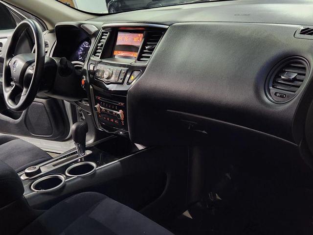 Photo of 2013 Silver Nissan Pathfinder