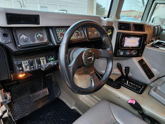 Photo of 2003 White Hummer H1