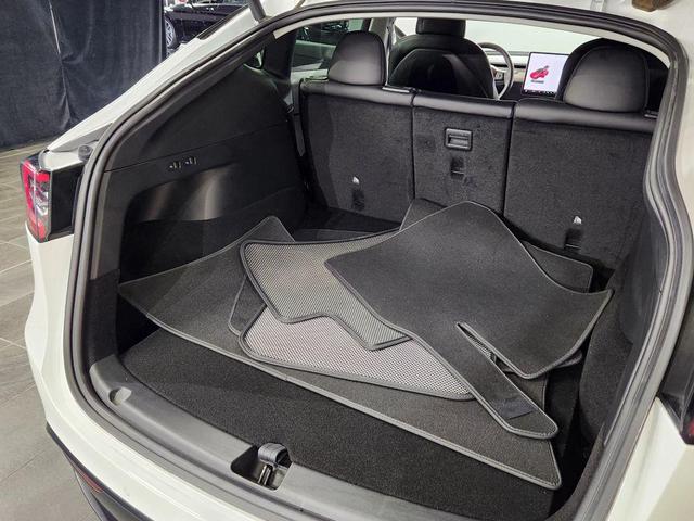 Photo of 2022 White Tesla Model Y