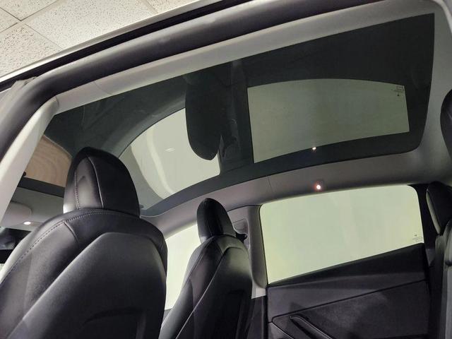 Photo of 2022 White Tesla Model Y