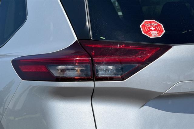 Photo of 2023 Brilliant Silver Metallic Nissan Rogue