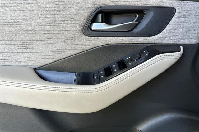 Photo of 2023 Pearl White Tricoat Nissan Rogue