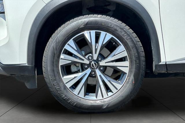 Photo of 2023 Pearl White Tricoat Nissan Rogue