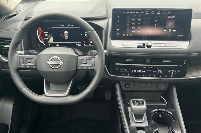 Photo of 2025 Champagne Silver Metallic Nissan Rogue