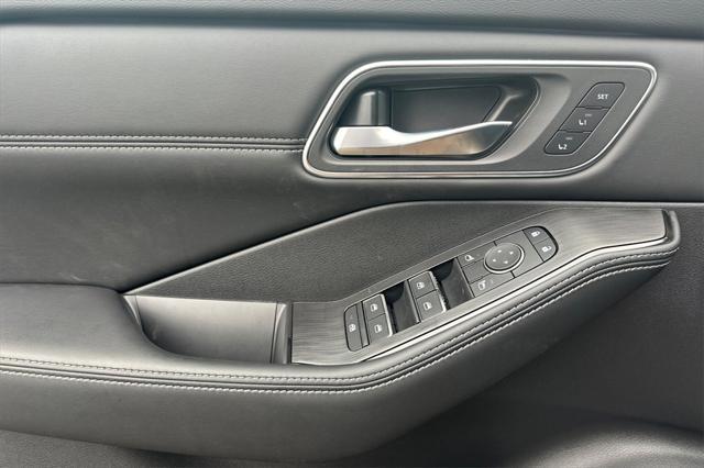 Photo of 2025 Champagne Silver Metallic Nissan Rogue