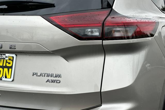 Photo of 2025 Champagne Silver Metallic Nissan Rogue