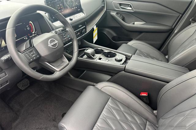 Photo of 2025 Champagne Silver Metallic Nissan Rogue