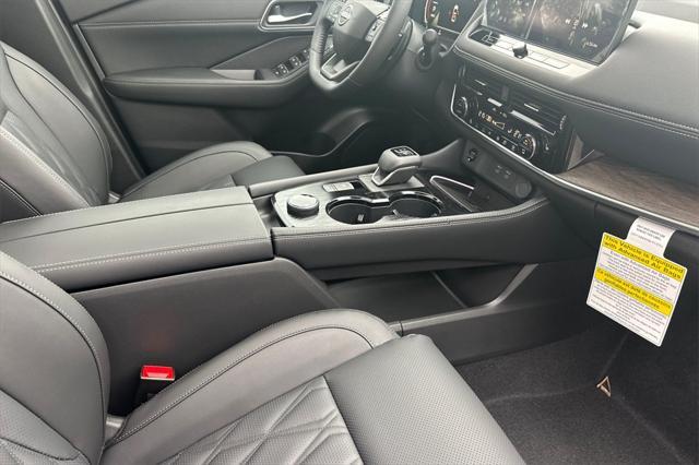 Photo of 2025 Champagne Silver Metallic Nissan Rogue