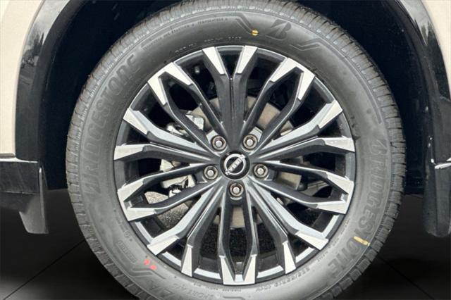 Photo of 2025 Champagne Silver Metallic Nissan Rogue