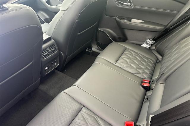 Photo of 2025 Champagne Silver Metallic Nissan Rogue