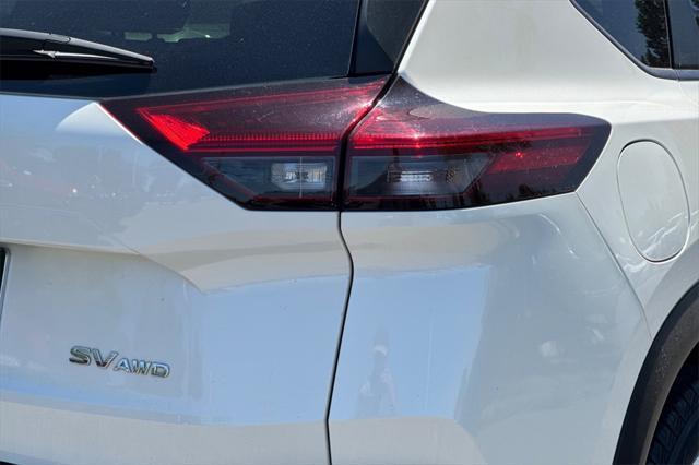 Photo of 2023 Pearl White Tricoat Nissan Rogue