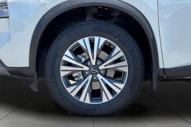 Photo of 2023 Pearl White Tricoat Nissan Rogue