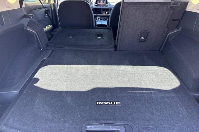 Photo of 2023 Pearl White Tricoat Nissan Rogue