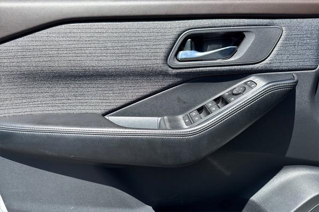 Photo of 2023 Pearl White Tricoat Nissan Rogue