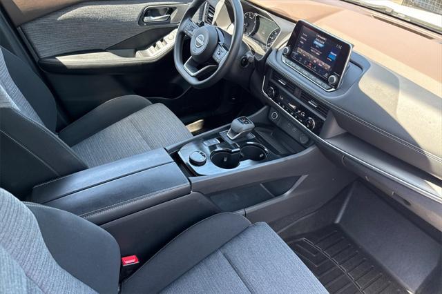 Photo of 2023 Pearl White Tricoat Nissan Rogue