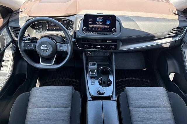 Photo of 2023 Pearl White Tricoat Nissan Rogue