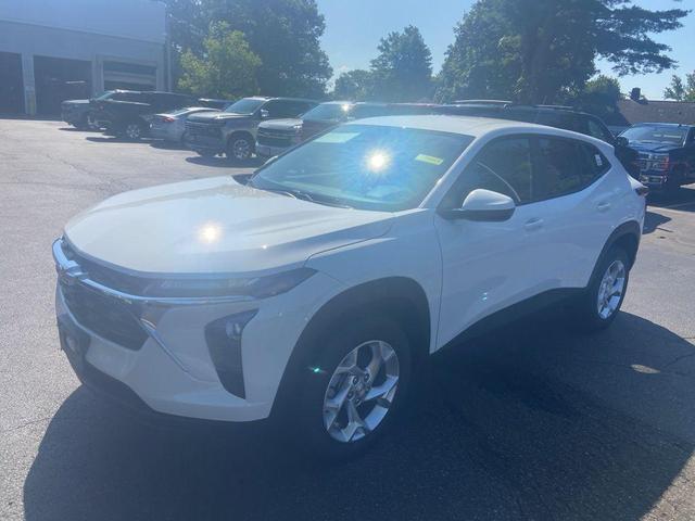 Photo of 2025 Summit White Chevrolet Trax