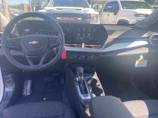 Photo of 2025 Summit White Chevrolet Trax