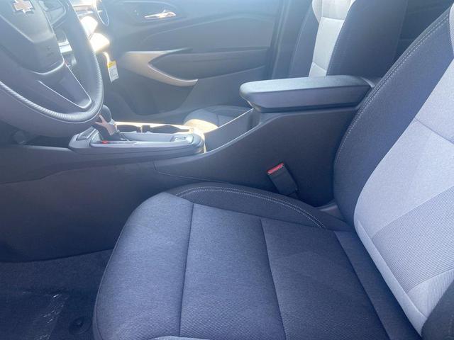 Photo of 2025 Summit White Chevrolet Trax