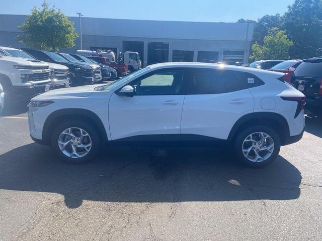 Photo of 2025 Summit White Chevrolet Trax