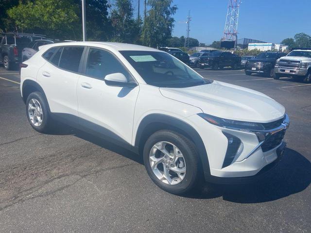 Photo of 2025 Summit White Chevrolet Trax