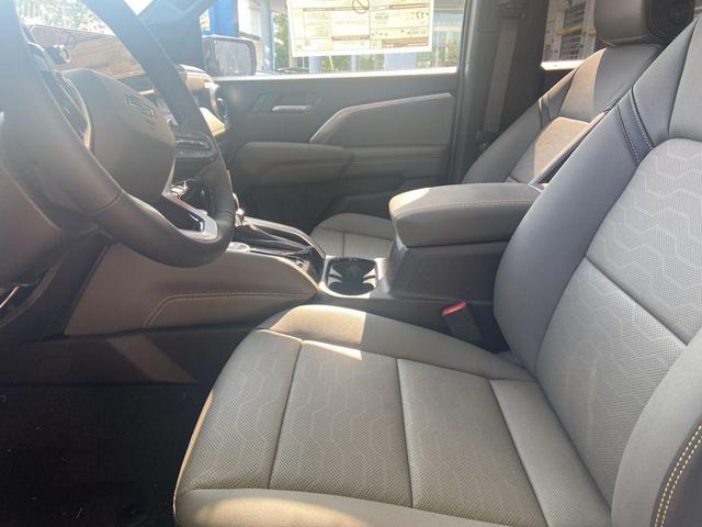 Photo of 2025 Summit White Chevrolet Colorado