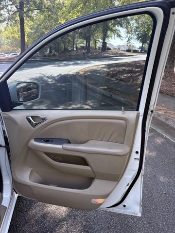 Photo of 2010 White Honda Odyssey