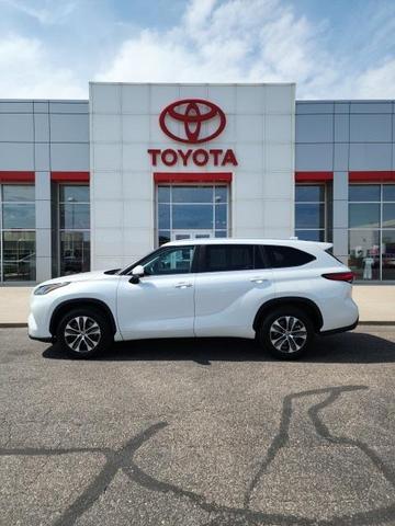 Photo of 2023 Wind Chill Pearl Toyota Highlander