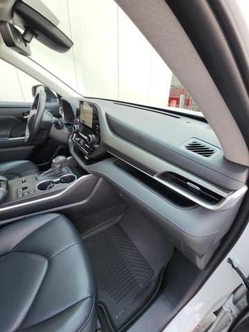 Photo of 2023 Wind Chill Pearl Toyota Highlander