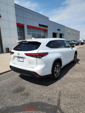 Photo of 2023 Wind Chill Pearl Toyota Highlander