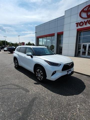 Photo of 2023 Wind Chill Pearl Toyota Highlander