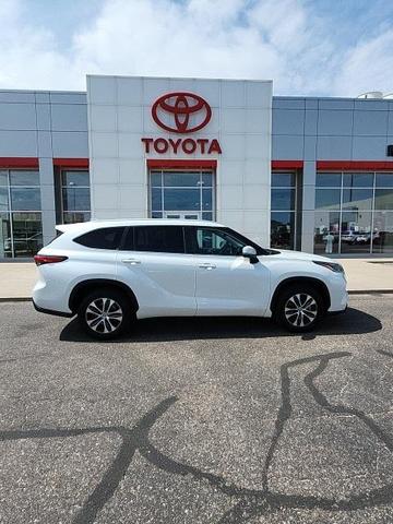 Photo of 2023 Wind Chill Pearl Toyota Highlander