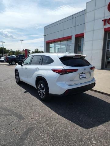 Photo of 2023 Wind Chill Pearl Toyota Highlander