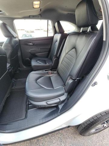 Photo of 2023 Wind Chill Pearl Toyota Highlander