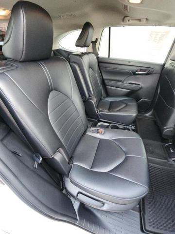Photo of 2023 Wind Chill Pearl Toyota Highlander
