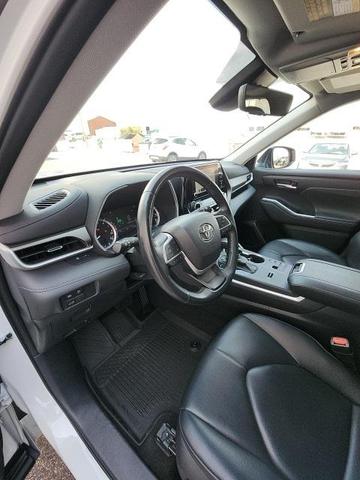 Photo of 2023 Wind Chill Pearl Toyota Highlander