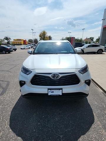 Photo of 2023 Wind Chill Pearl Toyota Highlander