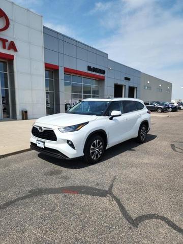 Photo of 2023 Wind Chill Pearl Toyota Highlander