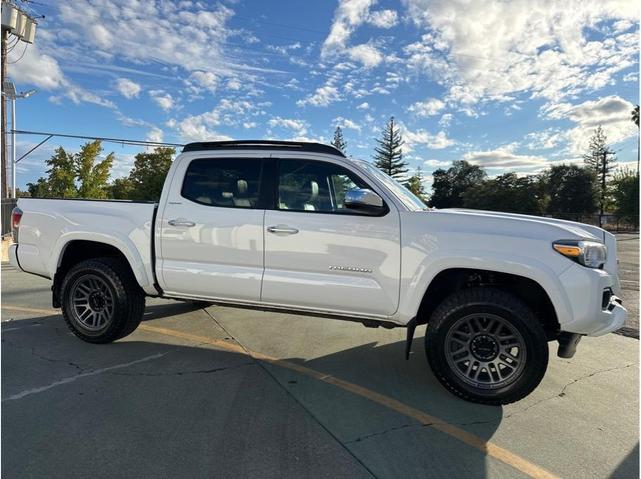 Photo of 2016 White Toyota Tacoma