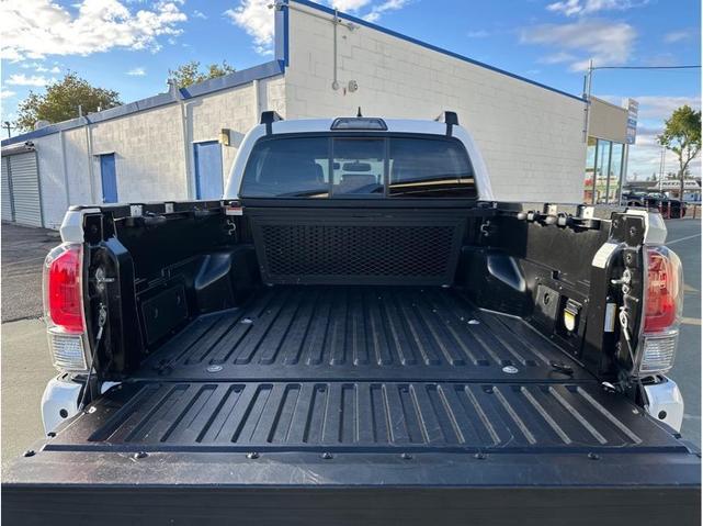 Photo of 2016 White Toyota Tacoma