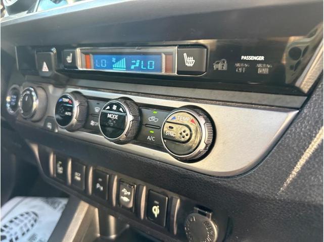 Photo of 2016 White Toyota Tacoma