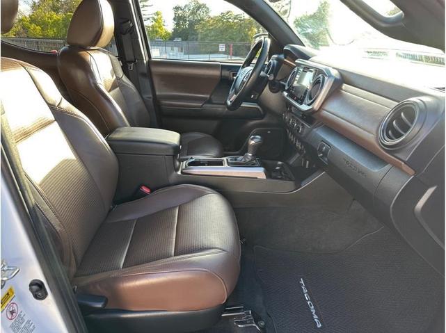 Photo of 2016 White Toyota Tacoma