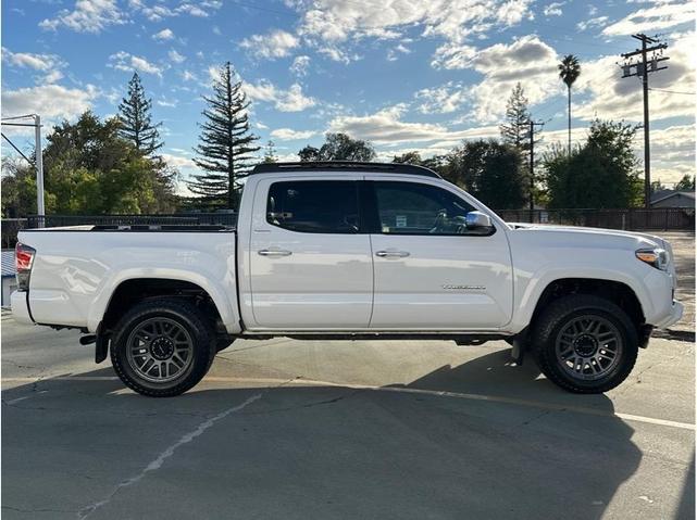 Photo of 2016 White Toyota Tacoma