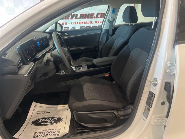 Photo of 2025 Snow White Pearl Kia K5