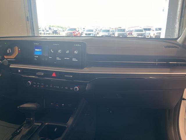 Photo of 2025 Snow White Pearl Kia K5