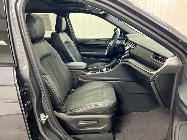 Photo of 2025 Metallic Jeep Grand Cherokee L