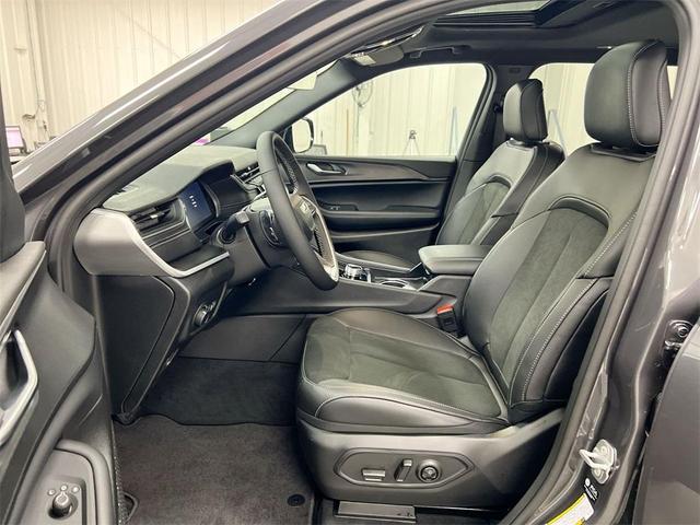 Photo of 2025 Metallic Jeep Grand Cherokee L