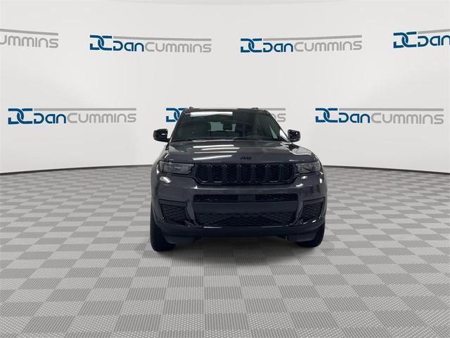 Photo of 2025 Metallic Jeep Grand Cherokee L