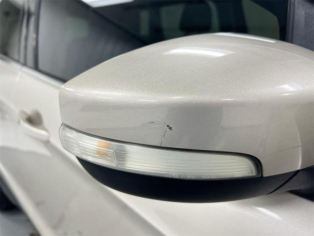 Photo of 2017 White Gold Metallic Ford Escape